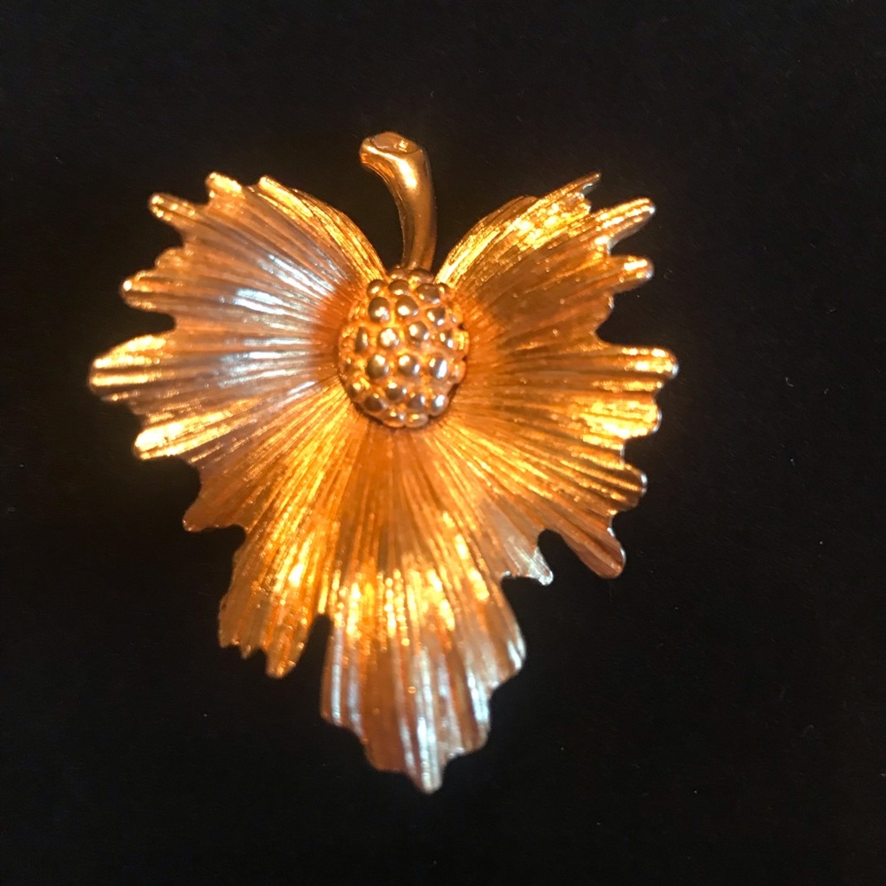 MONET SIGNED VINTAGE BROOCH